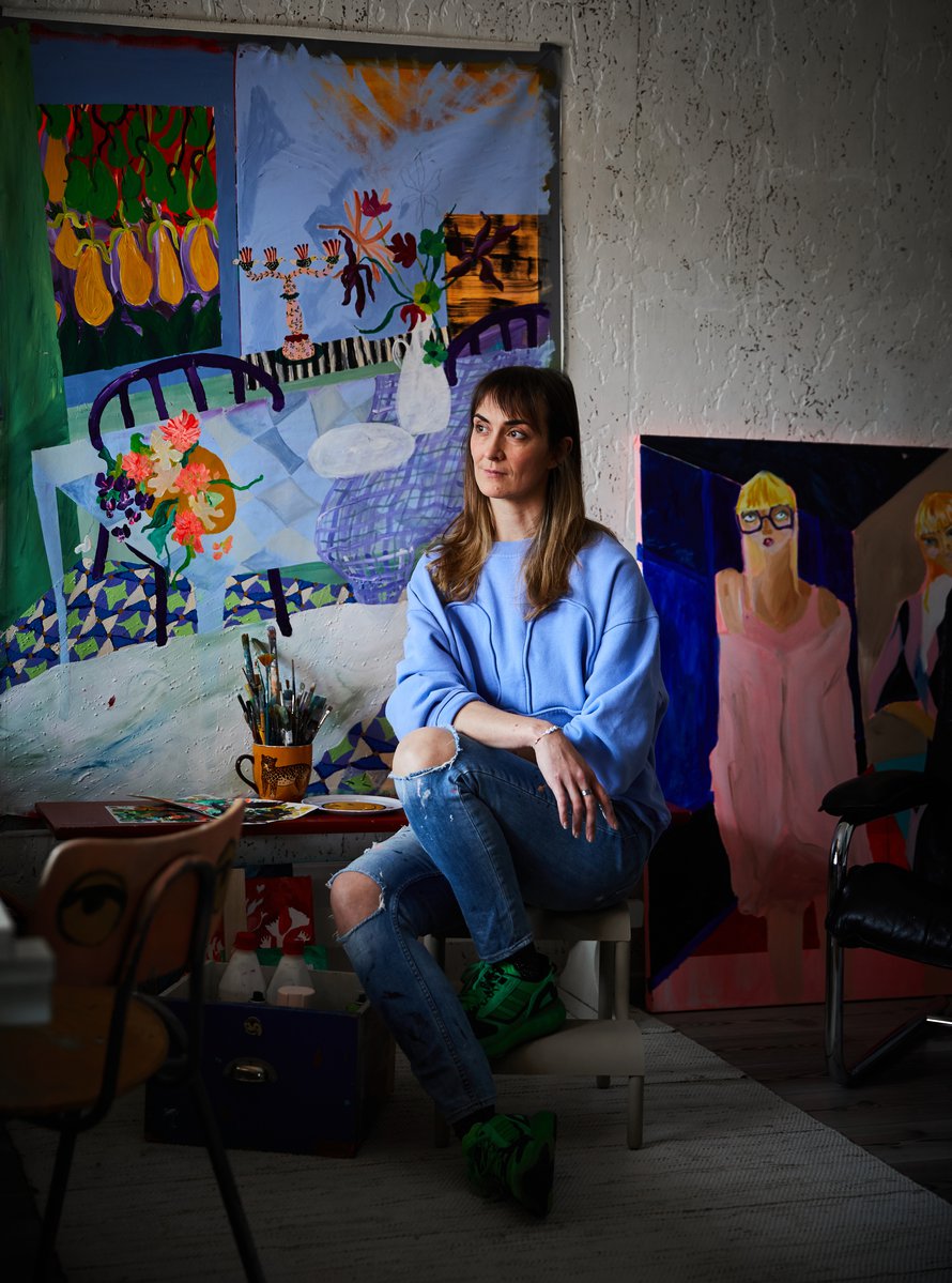Lauralla on ateljee myös kotona, sillä inspiraatio ei aina kysy aikaa. Taustalla kaksi keskeneräistä maalausta.