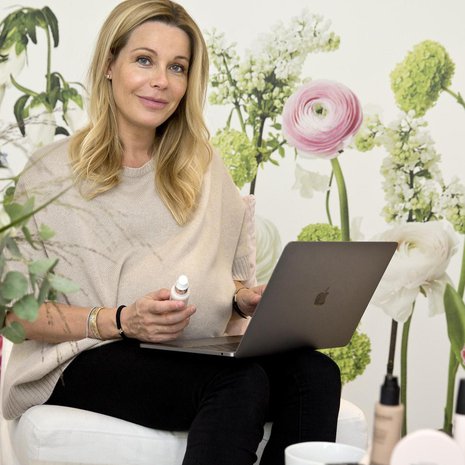 Estelle & Thildin pääkonttori Östermalmilla näyttää juuri siltä kuin luomukosmetiikkamerkin toimiston kuvitteleekin näyttävän.