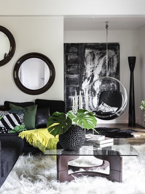 Muovijalkainen lasipöytä oli ystävättären mielestä niin ruma, että vain Marja saattaisi löytää sille käyttöä. Suuri kulmasohva löytyi Habitatista. 70-luvun peilit ovat vintagekaupasta. Nurkan musta Artemide Carrara -lattiavalaisimen on suunnitellut Alfredo Häberli. Pöydän vaasi Svensk Tennistä.