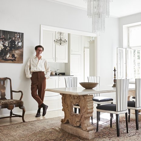  Ruokasalin keskipiste on Veronassa Montolli Atelierissa tilaustyönä kivestä veistetty pöytä. Kattokruunu löytyi pienestä Santa Margheritan kaupungista Italiasta. Takana näkyvän keittiön on piirtänyt Hanni Koroma.