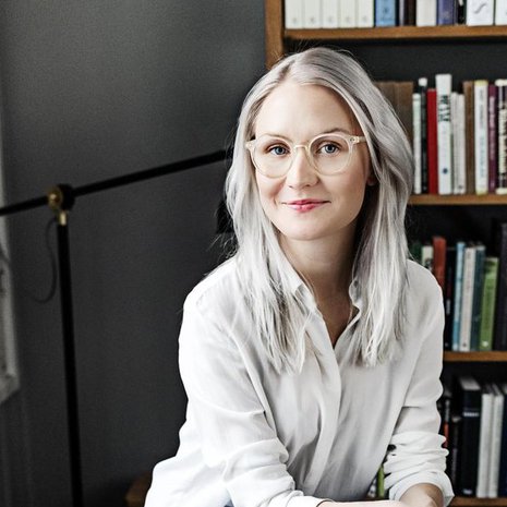 Maikki Lavikkalan arkiunivormuun kuuluvat yhdysvaltalaismerkki Everlanen farkut, valkoinen silkkipaita ja Martinianon ruskeat glove shoe -ballerinat.