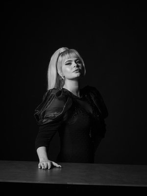 Erika Vikman on aina viihtynyt paremmin vähän vanhempien ihmisten seurassa: "Olen vanha nainen nuoren naisen ruumissa".