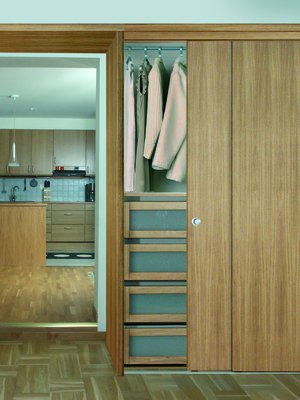 Stirpen Strictly-liukuovikaapissa on tammiviiluovet ja tammiset yksityiskohdat, jotka viimeistelevät kaapin ilmeen.