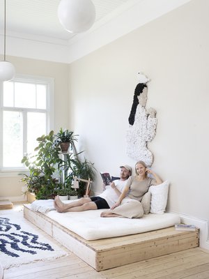 Salin koroke oli aikoinaan opettajan koroke. Nyt paikalla on futon, joka toimii chillailualueena ja vierassänkynä. Muusa ja lintu -ryijyn pari teki Helsinki Design Weekille omien tuotteidensa leikkuujätteistä.