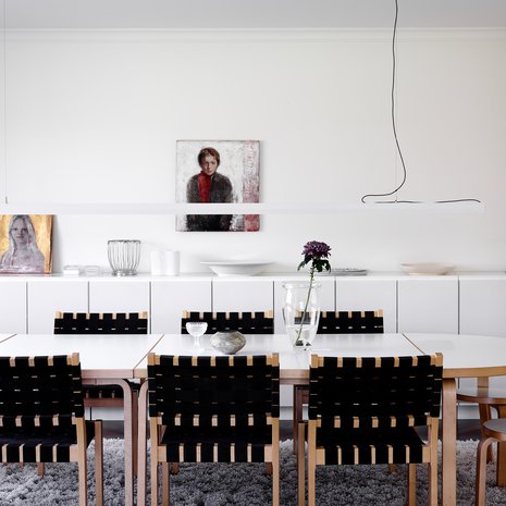 Ruokailutilassa on seinän leveydeltä Muuramen kaapistoa, jossa säilytetään kirjoja ja tarjoiluastioita. Merja Parikka on ikuistanut perheen lapset muotokuviksi. Artekin pöydän keskimmäinen pala oli alun perin sohvapöytä, joka kasvoi ruokapöydäksi saatuaan pidemmät jalat. Kokonaisuuden tuoreimmat tulokkaat ovat päätypalat, jotka vaihdettiin tuttavan kanssa kirjahyllyyn. Ruokapöydän lamppu on Saas Instrumentsilta tilattu mittatilaustyö.