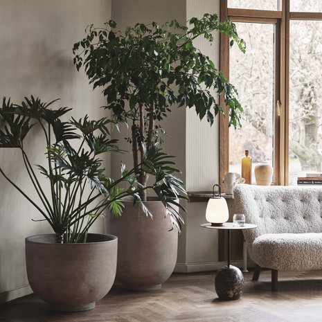 Puut ja suurikokoiset kasvit tarvitsevat tarpeeksi suuren ruukun. Tanskalaisen &Traditionin mallistossa on useita suuria ja veistoksellisia ruukkuja, jotka sopivat myös ulkokäyttöön, alk. 224e. 