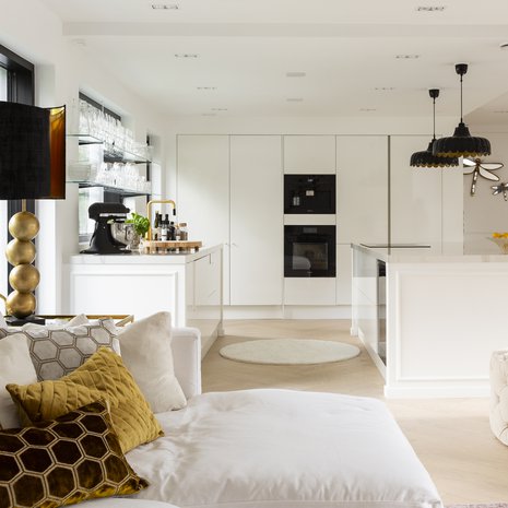 Kun väliseinät purettiin, piti suureen tilaan integroida uusia tukirakenteita. Keittiön toimitti Novart Espoo. Takaseinän korkeissa kaapeissa on aamiaiskaappi kahvikoneineen sekä viinikaappi. Saarekkeen syvyydeksi päätettiin 130 cm. Leveydeltään se on kolmemetrinen, sillä säilytystila haluttiin maksimoida. Myös saarekkeen baarituolien puolella on kaappitilaa.