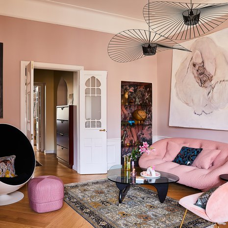 ohanna on kerännyt olohuoneen hyllysyvennykseen Lisa Larsonin keramiikkaa. Syvennys tapetoitiin Londonartin Navajo Dream -tapetilla ja lasihyllyt teetettiin mittojen mukaan Essis by Lasilinkissä. Olohuoneen maalaukset ovat Milla Toivasen teoksia. Nojatuoli on Gubin, kattovalaisimet Petit Frituren ja sohva Ligne Rosetin.