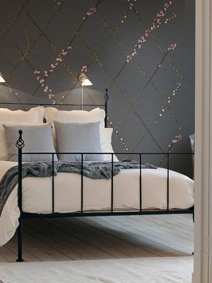Winding Spring -tapetilla (36 e / m2) kasvaa kukkaan puhkeamaisillaan oleva hempe&auml; oksaruudukko. Kuva: <span class="photographer"><a href="http://rebelwalls.fi" target="_blank">Rebel Walls</a></span>