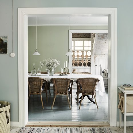 Olohuoneen ja ruokasalin välinen ovi siirrettiin eteisen ja keittiön välille. Tilalle tehtiin tuplasti isompi aukko avaran tunnelman saamiseksi.