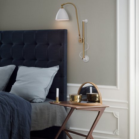 Seinään kiinnitetyt lukuvalaisimet eivät vie tilaa yöpöydiltä. Gubin Bestlite BL 5 seinävalaisimissa on runsaasti säätövaraa.