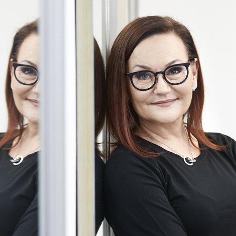 Kampaajamestari luottaa omat hiuksensa yrityksensä  kampaajien käsiin. "Arvostan kampaajan tuolissa nopeaa mutta huolellista työtä.  En malta istua siinä kauaa."