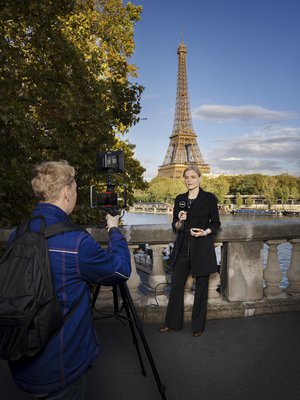 Kun Kira raportoi MTV3-kanavalle Pariisista, Sami Korhonen kuvaa.