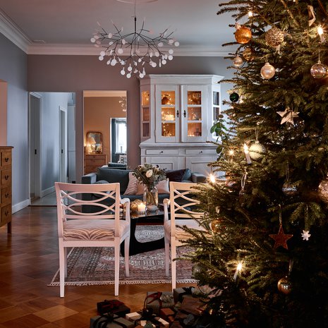 Joulukuusen latva hipoo olohuoneen kattoa. Lotta hankkii kuusen reilu viikko, joskus kaksikin, ennen joulua. Kolme valosarjaa takaavat, että puu todella tuikkii.