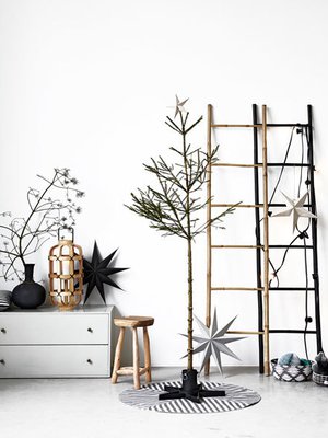 <p><p>Sitä täydellisen tuuheaa joulukuusta odotellessa jalkaan voi tuupata hiukan isomman kuusenoksan. Kuva ja tuotteet: House Doctor</p></p>