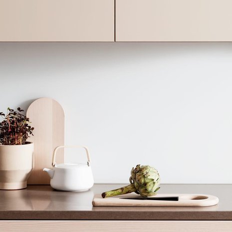 Myös rakenteelliset yksityiskohdat liitoksissa ja mittasuhteissa vaikuttavat keittiön yleisilmeeseen. HTH:n keittiössä tason ja laatikoston pinta ovat samassa linjassa, eikä taso tulee laatikoston yli kuten tavallisesti, hth.fi.