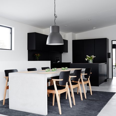 Betonia on paitsi lattia myös Moobsin pöytä, joka  on hankinta vuosien takaa. Sen tuoleiksi valittiin pitkän harkinnan jälkeen Ilmari Tapiovaaran Domukset tammirunkoisina. Keittiö on puusepän valmistama ja taso on Cosentinon Dekton-puristekivitaso.