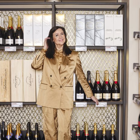 "Suurin heikkouteni on samppanja, mutta kengät tulevat hyvänä kakkosena." Samppanjan sävyinen housupuku, Boss. Silkkipaita, Stenströms. Kultaiset lenkkarit, Minna Minna.