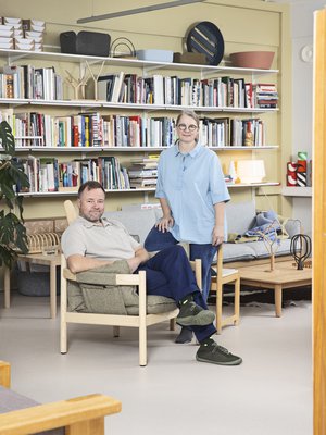  Suunnittelijapariskunta Mika ja Julie Tolvanen toimistollaan Lauttasaaressa