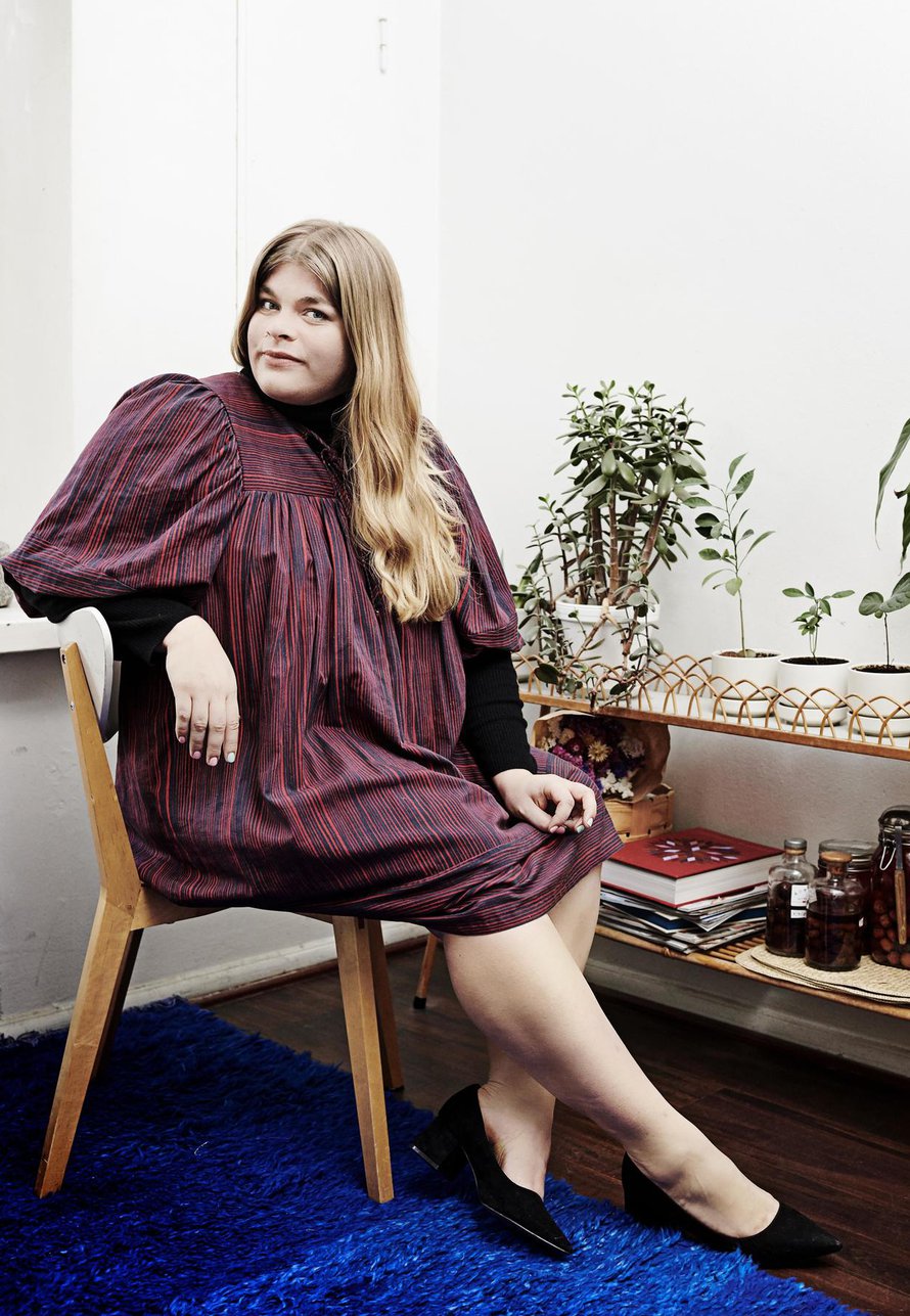 Mekko Ivana Helsinki, poolo Uniqlo, kengät Asos.