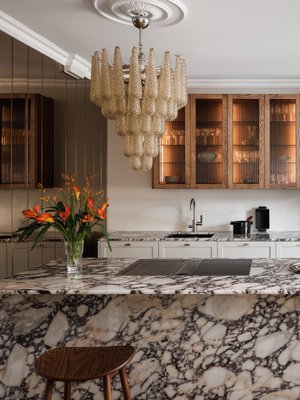 Blaun keittiössä yhdistyy monta ajankohtaista keittiötrendiä, kuten näyttävät marmoritasot, lieteen integroitu liesituuletin sekä tummapuiset vitriinikaapit.