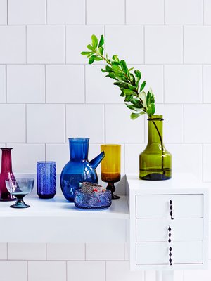 Tee vanhoista lasiesineistä asetelma lipaston päälle.