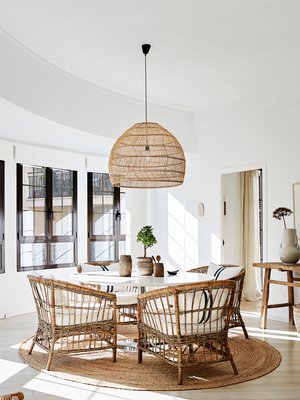 	Asunto kylpee valossa. Edellinen omistaja oli vaihtanut koko asuntoon kaksinkertaiset ikkunat, ja kaupungin häly jää niiden ansiosta ulkopuolelle. Upea kaareva ikkunarivistö antaa kodille persoonallisen ilmeen.