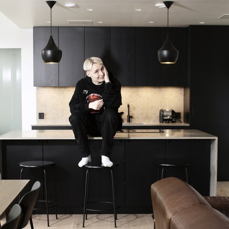 Keittiön Isac valitsi Kvänumin mallistosta. Saarekkeesta löytyvät uuni ja liesi, johon on integroitu myös liesituuletin. Valaisimet ovat Tom Dixonin.