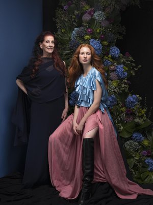 Täyspitkät helmat luovat juhlatunnelmaa ”Yönsininen ja musta ovat lempivärejäni, arvoituksellisia ja näyttäviä. Joskus yksinkertainen vaihtoehto on komein, kuten tässä. Turhia krumeluureja ei tarvita. Jos olisin matkalla juhliin, nappaisin olkapäilleni vielä huivin tai shaalin. Uskon, että varsinkin Jorma Uotinen pitäisi tästä tyylistä”, sanoo Aira.Airan mekko 289 e, Ralph Lauren/Stockmann. Jessican silkkimekko 5 800 e, Louis Vuitton. Nahkasaappaat 1 650 e, Louis Vuitton.