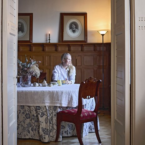 Ruokasalin kalusteet ovat perittyjä ja huutokaupoista hankittuja. Seinillä on vanhoista pikku valokuvista digitoituja sukupotretteja. "Tällaiseen pönötysruokasaliin piti saada pönöttäviä tyyppejä."