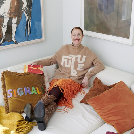 2or+ by Yatin näyttävä mekko muuntautuu arkikäyttöön rennon neuleen avulla. Signals-tyynyn Susanna teetti Habitare-messuille, joille hän kuratoi samannimisen trendinäyttelyn monen vuoden ajan.