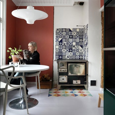 Arkiset ateriat syödään pyöreän pöydän ääressä. Marokkolaiset laatat tuovat väriä vaaleaan lattiaan.