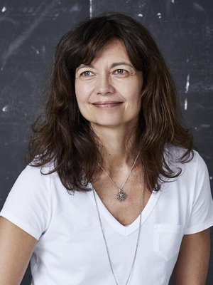 Kuka?  Kirsi Piha, 49, Ellun Kanat -viestintätoimiston hallituksen puheenjohtaja ja viestintäkonsultti   Suosikkituotteet: Estée Lauder Daywear Plus: ”Helppo levittää.” YSL Touche`Éclat. ”Valokynällä saa virkeän ilmeen.” Bobby Brown Pot Rouge for Lips and Cheeks. ”Käy sekä poskille että huulille.”