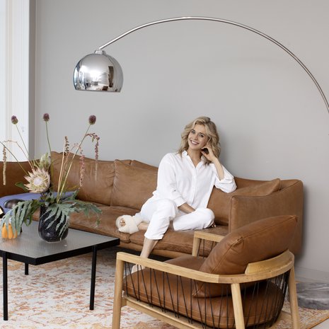 Konjakinruskea nahkasohva, Bolian Tab-sohvapöytä, Sofa Companyn Enzo-nojatuoli ja Rugvistan Nadia-matto löytyivät kaikki käytettyinä Mjukin kautta.