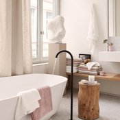Modernit kylpyhuonekalusteet toimivat vanhassakin talossa, kun materiaalit, kuten marmorilattia, henkivät mennyttä. Jakardikuvioiset kylpypyyhkeet 9,99 e/kpl, H&M Home.