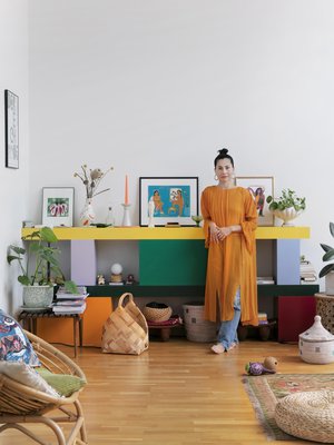 Olohuoneen väripilkku on erivärisistä moduuleista koostuva hylly, jonka Claudian ystävä Lotta Nieminen suunnitteli Helsinki Design Weekin vuoden graafikko -näyttelyynsä.