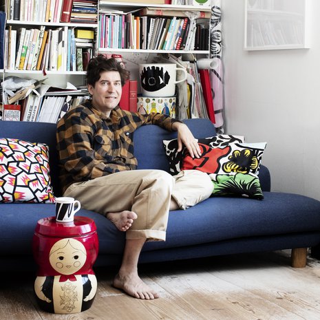 Sohva on lievästi romahtanut lasten pomppimisen seurauksena", Kasper kertoo. Jakkara on Companyn ja se löytyi Kiasman edessä sijaitsevasta Salakaupasta.