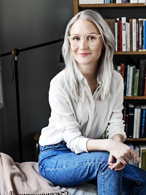 Maikki Lavikkalan arkiunivormuun kuuluvat yhdysvaltalaismerkki Everlanen farkut, valkoinen silkkipaita ja Martinianon ruskeat glove shoe -ballerinat.