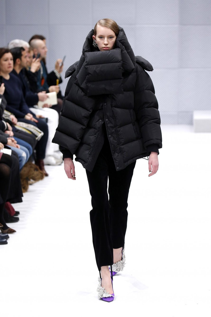 Kaikkien kuuluu nyt hehkuttaa Balenciagan Demna Gvasaliaa. Uusin mallisto jakoi mielipiteet. Se oli ehkä jollain tapaa balenciagamaisen arkkitehtonista, mutta onko liian arkista? Suomalaisille kuitenkin hyvä uutinen: toppatakki on in!