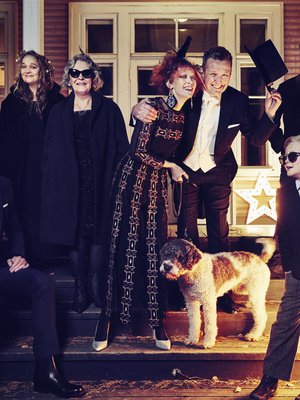 Saimin tärkeät ystävät Terolla Turon smokkibleiseri 379 e, kaksirivinen liivi 129 e ja housut 149 e, Stockmann. Pooloneule 179 e, Fere. Leenalla tekoturkki 469 e, Weekend by Max Mara. Marja-Liisalla takki 590 e, Tara Jarmon. Mekko 200 e ja korvakorut 10 e, Play It Again, Sam. Hiuskoriste 14,99 e, Glitter. Aurinkolasit 205 e, Kate Spade. Nilkkurit 210 e, Lilly. Saimilla French Connectionin mekko 390 e, La Matta. Sulka hiuksissa 4,90 e, Destiny Store. Inger Saarukan korvakorut 69 e, Impuls. Avokkaat 40 e, H&M