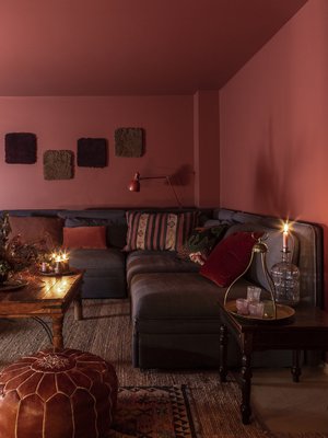 Jälkeen Seinät ja katto maalattiin Tikkurilan Harmony- maalilla, sävyllä Q341. Riia loihti seinälle tekstiili-teoksen Kierrätyskeskuksesta löytämistään mattojen mallipaloista.