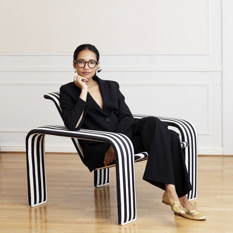 Kultaiset second hand -kengät ovat Martinianon. Housut Marimekko ja jakku Rodebjer. Helmikorut olivat valmistujaislahja isoisältä.