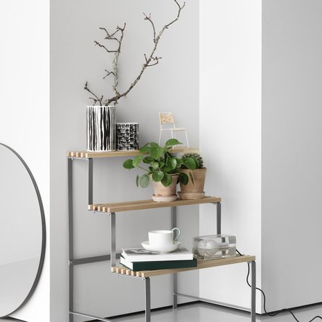 Design House Stockholmin viherkasveille tarkoitettu tikas muistuttaa vanhanajan kukkatelineitä. Sirolle kalusteelle voi tehdä monenlaisia sommitelmia. Flower pot stand 217 e, finnish-designshop.com.