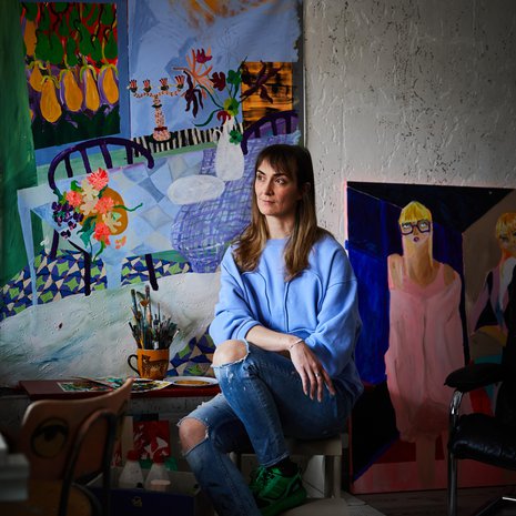 Lauralla on ateljee myös kotona, sillä inspiraatio ei aina kysy aikaa. Taustalla kaksi keskeneräistä maalausta.