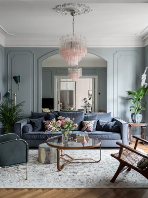 Koristelistat seinillä luovat arvokasta ilmettä vanhaan taloon. Listat ja kuva D-cor.