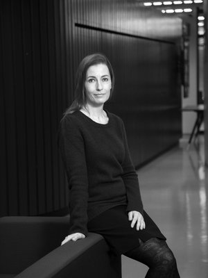 Nønne Prisle on menestynyt tutkija, dosentti ja tiimin johtaja. Mutta hän on myös työskennellyt muun muassa muotiketjun vaatemyyjänä ja tiskijukkana, opiskellut niin luonnontieteitä kuin taideaineitakin. Fysiikkaa hän sanoo opiskelleensa siksi, että piti sitä riittävän vaikeana.