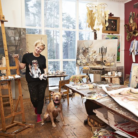 Ateljeen päätyseinälle onaseteltu diplomeja jakunniakirjoja pääosinRanskasta, jossa Oras on viettänyt talviaan toistakymmentä vuotta. Olivia-tyttären pitbull Pablo on vieraileva tähti..