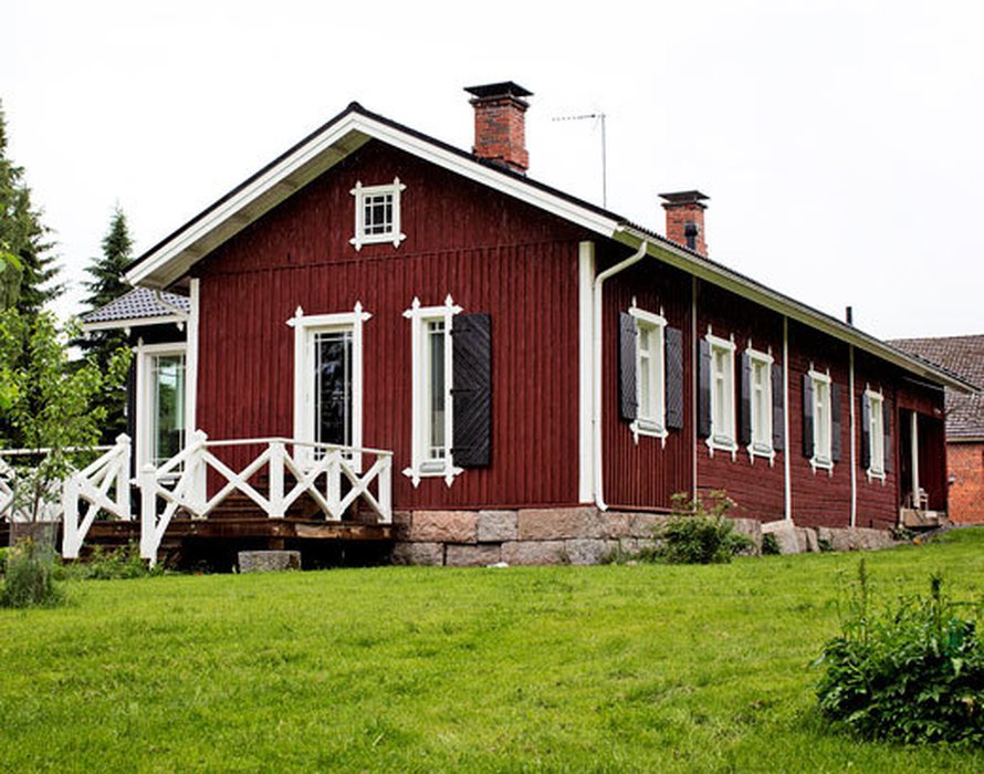 <p><p>Yli satavuotias talo on korjattu pieteetillä. Isäntä on nikkaroinut näyttävät ikkunanpokat. Taloon tehtiin remontissa laajennusosa ja terassi.</p></p>