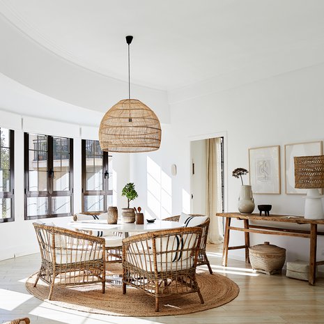 	Asunto kylpee valossa. Edellinen omistaja oli vaihtanut koko asuntoon kaksinkertaiset ikkunat, ja kaupungin häly jää niiden ansiosta ulkopuolelle. Upea kaareva ikkunarivistö antaa kodille persoonallisen ilmeen.