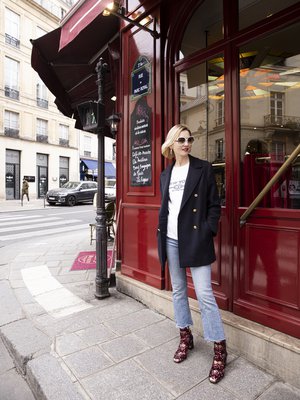 Merimiestakki on peräisin legendaarisesta helsinkiläisestä Kollman Kappa -liikkeestä, ja se on valmistettu 1970-luvulla. Tärähdyttävän hienot hilenilkkurit ovat Pollinin. "Pariisin kaduilla ja kahviloissa pääsee hyvin nopeasti jyvälle ajan hengestä."